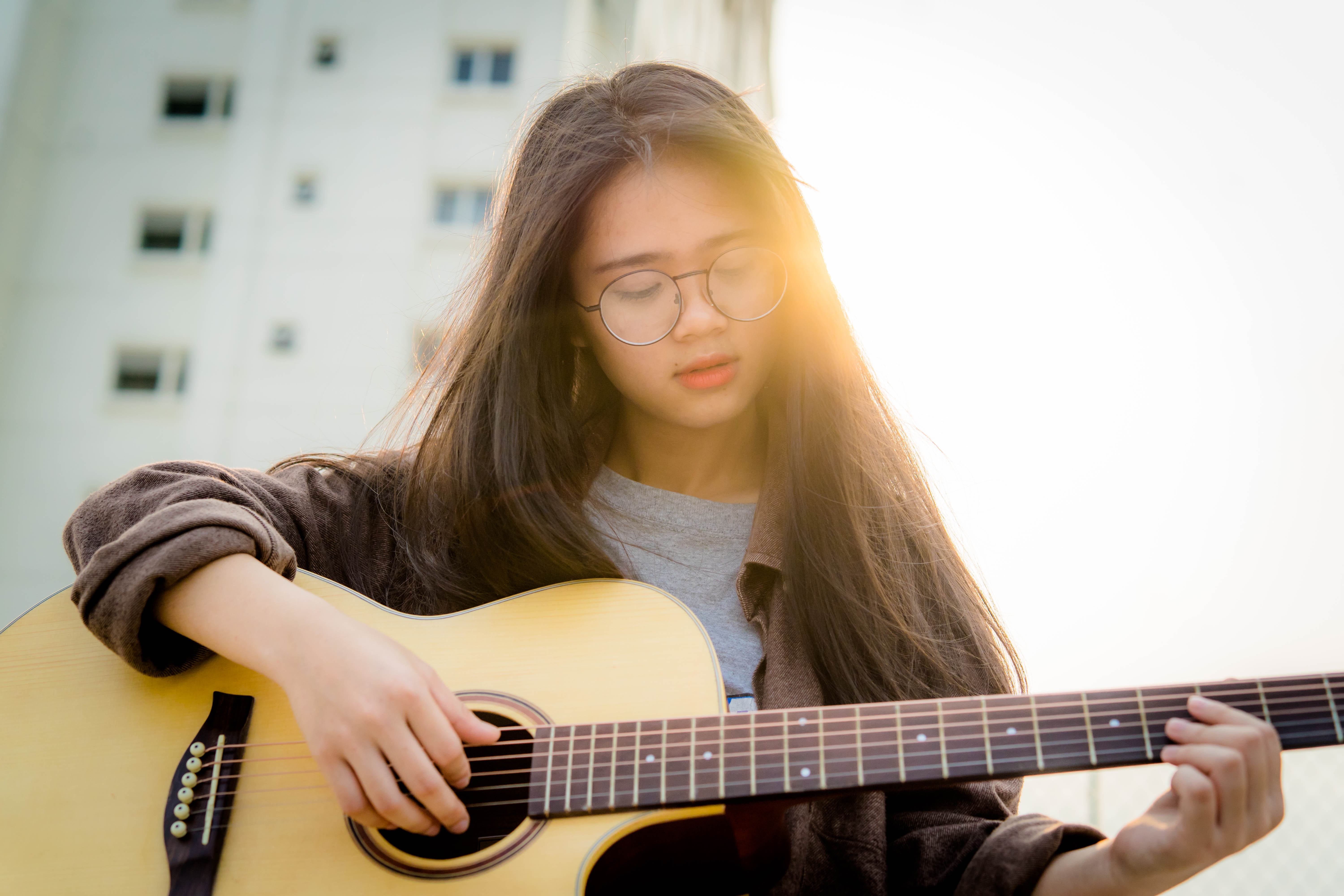 girl-with-guitar